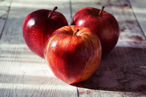 Нужно ли чистить яблоки от кожуры: как правильно есть эти фрукты?