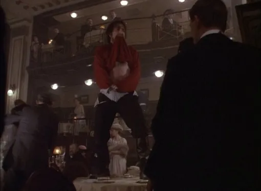 Алан Рикман, сыгравший Распутина в 1996 году, изображает ту самую сцену из «Яра»