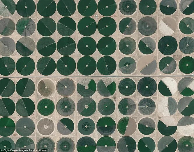 Ирригационные сооружения в пустыне. Саудовская Аравия.