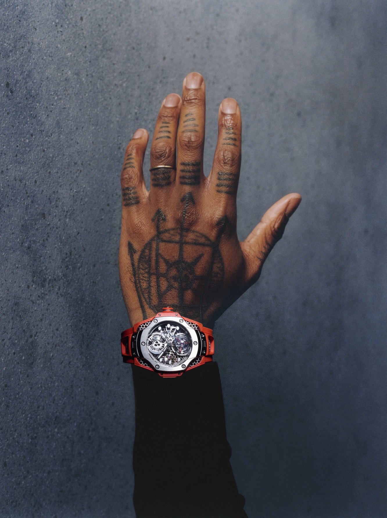 Коллаборация Росса и Hublot привела к созданию новых часов, воплощающих современный стиль и эстетику. Эти часы стали результатом гармоничного сочетания высокотехнологичного производства Hublot и передовых идей Сэмюэля Росса. Новая коллекция часов подтверждает, что совместные проекты могут привести к удивительным результатам и вдохновлять новые тенденции в мире часовой индустрии.