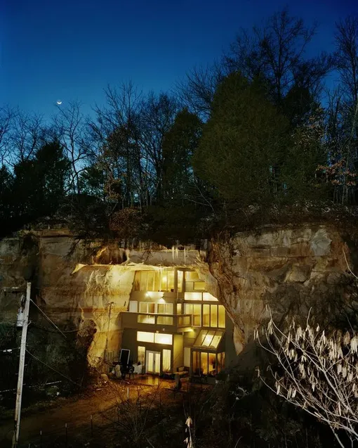 В марте 2009 года пещерные энтузиасты выбили наконец кредиты на большой объем и длительные сроки – прямо сразу после того, как в этом подземном доме доктор принял роды и в семье появился еще один член – маленький Уэсли.