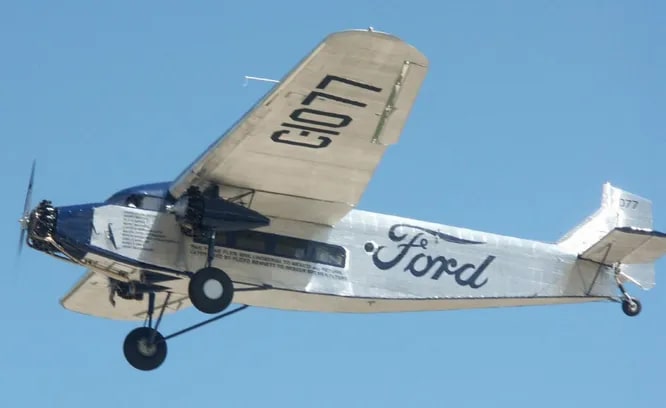 Ford Trimotor - попытка Генри Форда вложиться в авиабизнес по окончанию Первой Мировой. Trimotor был вдохновлён дизайном немецкого Fokker, и в период с 1926 по 1933 год было выпущено 199 таких самолётов. Ранняя версия 4-AT была рассчитана на двух пилотов и восемь пассажиров, 5-AT могла перевозить тринадцать человек.
