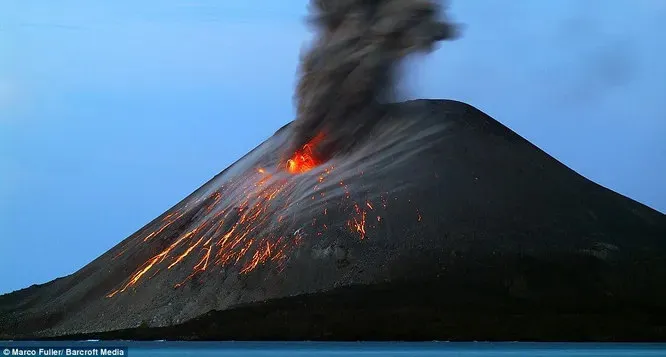Кракатау - вулканический остров в Индонезии, расположившийся между островами Ява и Суматра. До 1883 года являлся полноценным островом, пока его не разрушило мощнейшее извержение. Последний раз извергался в 2012.