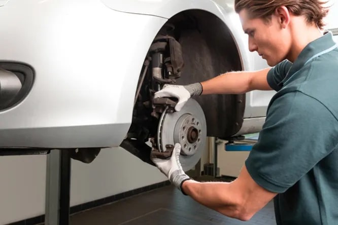 Как определить износ тормозных колодок автомобиля?