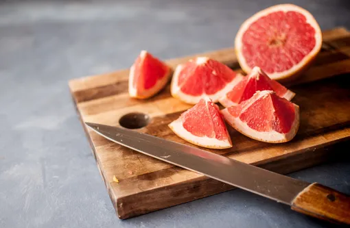Грейпфрут в чистом виде нравится не всем, но если его правильно подать, то он может стать вкусным продуктом, который ускоряет похудение