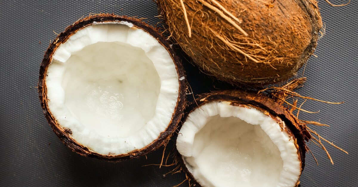 Чем полезно кокосовое молоко: можно ли его пить людям с аллергией на орехи?