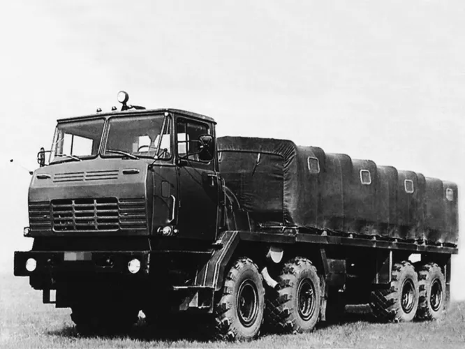 1982 год, КрАЗ ЧР-3130. Дальнейшее развитие модели 3120. Основным отличием была унификация узлов с серийным КрАЗ-260, но в серию 3130-й тоже не попал.