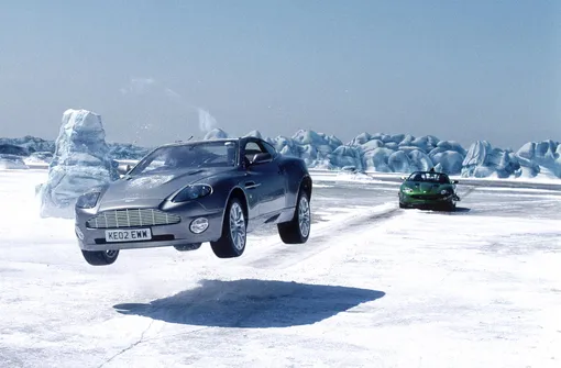 Мастерски управлять автомобилем на льду может только Джеймс Бонд.