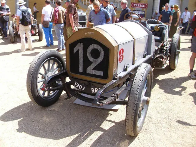 Ну и, наконец, третий бренд, поглощённый заводами Imperia в конце 20-х начале 30-х. Это Nagant да, тот самый «Наган», который пистолет. Оружейная фирма была основана в 1859-м, а с 1900 по 1928 год строила и автомобили, о чём нынче мало кто помнит. На снимке гоночный Nagant Monte Carlo 1907 года.