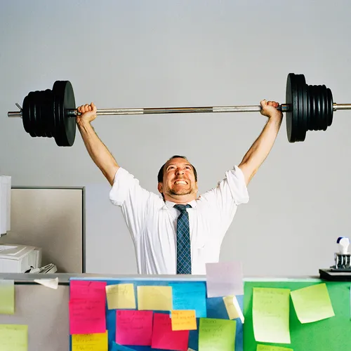 8 упражнений для всех групп мышц, которые можно сделать прямо на рабочем месте