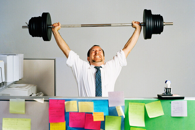 Упражнения для всех групп мышц, которые можно делать прямо в офисе