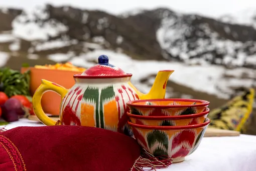 В Бишкеке можно найти чай, в который добавляют сметану, жареную муку или соль