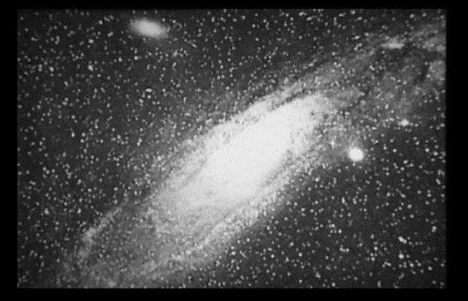 A SELECTION OF PHOTOGRAPHS OF STARS, STAR-CLUSTERS AND NEBULAE, VOLUME II, THE UNIVERSAL PRESS, LONDON, 1899.Галактика Андромеды, 1899