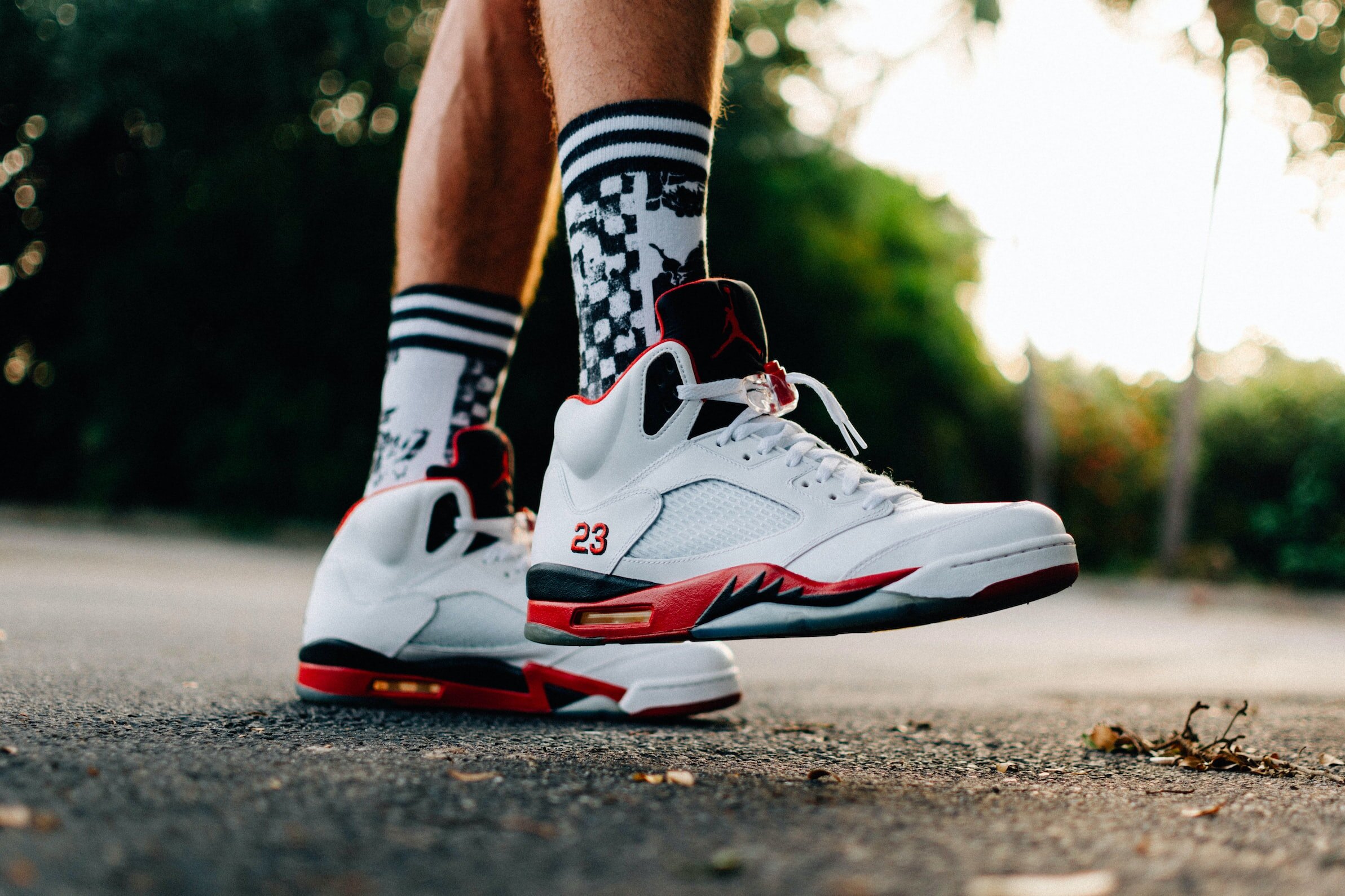 Air sport. Adidas 2020 Basketball. Кроссовки на ногах. Мужские ноги в кроссовках. Кроссовок на ноге.