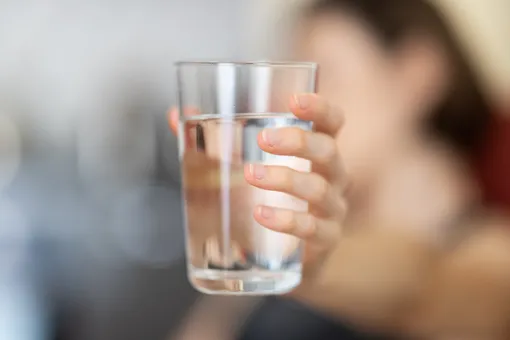 Сколько воды нужно пить ежедневно, чтобы замедлить старение: эндокринолог назвала простую формулу