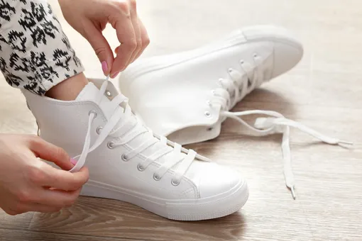 Для очистки белой обуви можно добавить к соде хозяйственное мыло или зубную пасту.