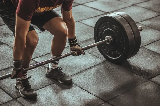 Для увеличения веса тела за счет мышечных волокон нужно тренироваться от 20 до 40 минут. Чем больше в тренировке силовых упражнений, тем быстрее вырастет вес. Подъём тяжёлых снарядов выполняют по схеме 6-12 подходов по 5-10 повторений.