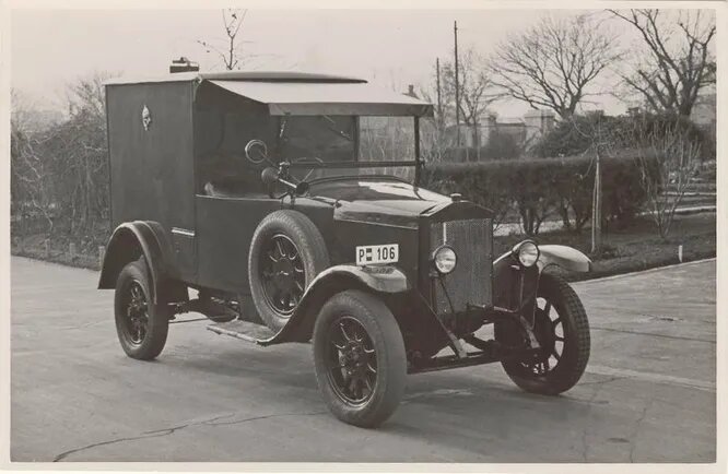 Magomobil самый крупный довоенный автозавод Венгрии. Существовал с 1901 (изначально под названием Podvinecz Heisler) по 1929 год и производил автомобили всех мастей, пока не обрушился мировой кризис и не заставил владельцев свернуть производство. На снимке почтовый Magomobil 1924 года выпуска.