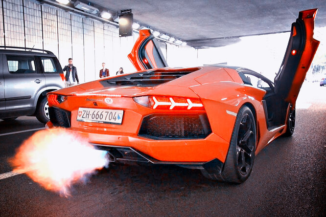Парни жарят мясо на выхлопе Lamborghini: видеокошмар для любого автолюбителя Парни жарят мясо на выхлопе Lamborghini: видеокошмар для любого автолюбителя