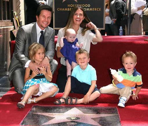 Марк Уолберг с женой и детьми на церемонии закладки звезды на голливудской «Аллее славы» в 2010 г.
