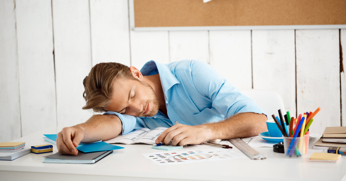 Хочется спать на работе как взбодриться. Уставшие подростки в школе. Подросток устал от труда картинки. Гифка парень уснул у стола с бумагами.