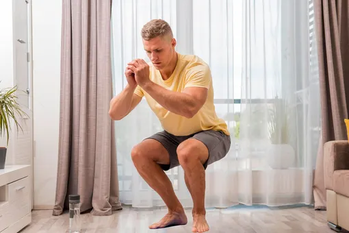 Как прокачать ноги дома без инвентаря: блогер поделился огненной тренировкой, которая сделает ваши мышцы стальными