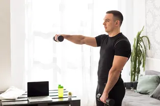 Прокачай все тело за 5 минут без спортзала: домашняя тренировка для быстрого роста мышц