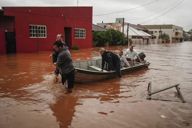 В Бразилии самое мощное наводнение за 80 лет: сообщается о тысячах пострадавших