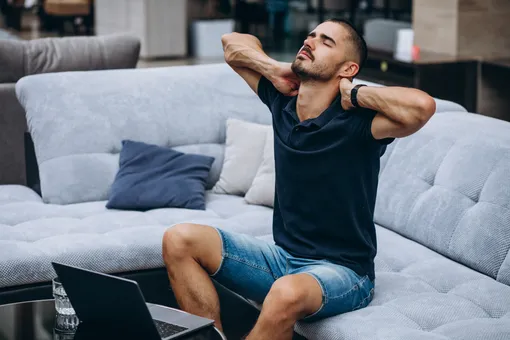 Тренировка на диване для самых ленивых: простые упражнения, которые подойдут каждому