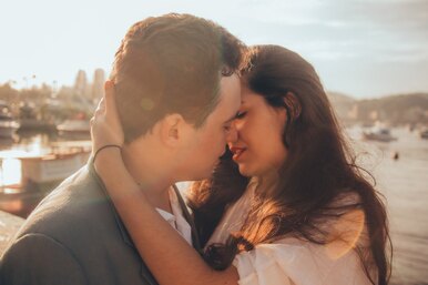 Почему мы закрываем глаза, когда целуемся?