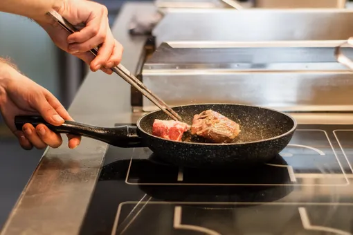 Как приготовить сочное мясо и не испачкать сковородку?