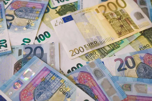 Не стоить тратить время и менять в Италии доллары на евро, лучше сразу везите с собой национальную валюту страны