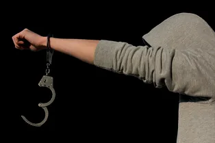 Как надевают наручники на одноруких людей