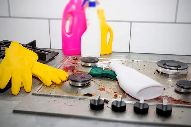Как домашними средствами отчистить кухонную плиту