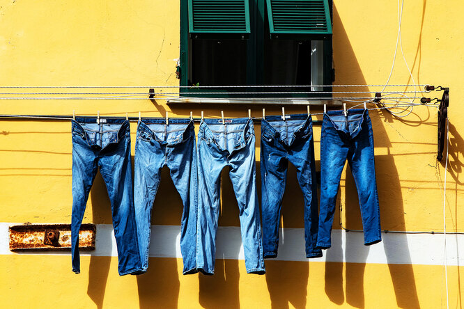Как грамотно ухаживать за джинсами и почему их можно не стирать?