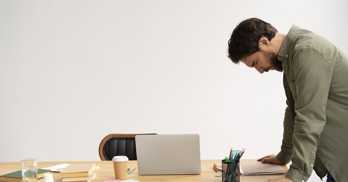 Простаивает без работы. Простаивает без работы. Стоячие рабочие места в офисе. Человек в сомнениях. Сомневающийся человек.