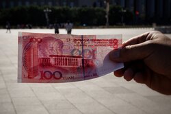 Стоит ли хранить валюту в юанях?