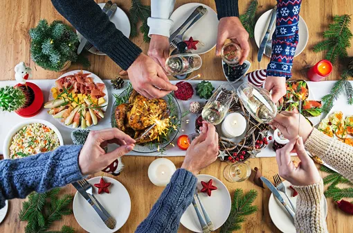 Не переедайте в новогоднюю ночь и не пытайтесь попробовать все блюда за столом