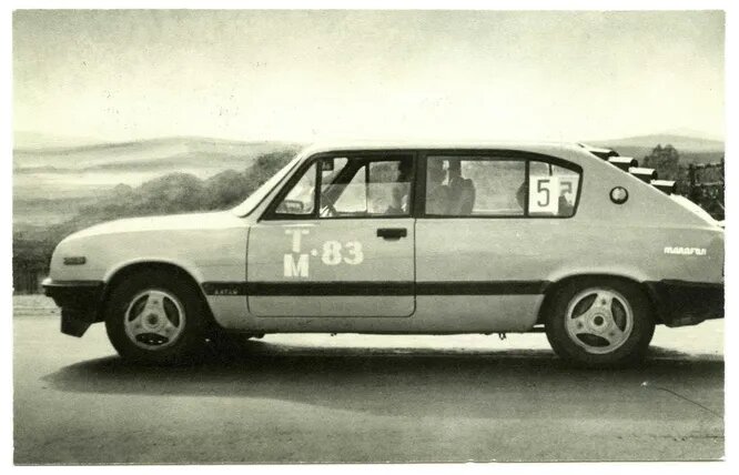 «Алтай» В. Семушкина. 5-местный автомобиль классической компоновки с двигателем от ВАЗ-2101. Слева одна дверь, справа две.
