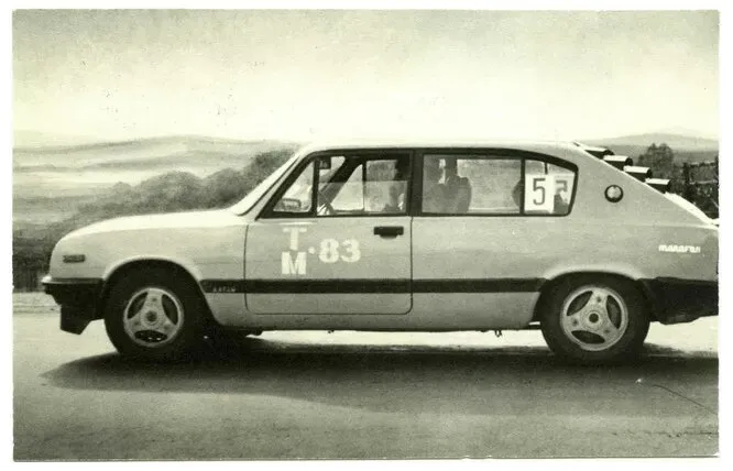 «Алтай» В. Семушкина. 5-местный автомобиль классической компоновки с двигателем от ВАЗ-2101. Слева одна дверь, справа две.