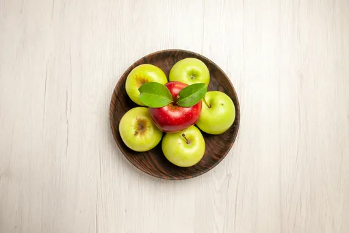 Калорийность яблок зависит от сорта и количества сахара, который содержится во фрукте.