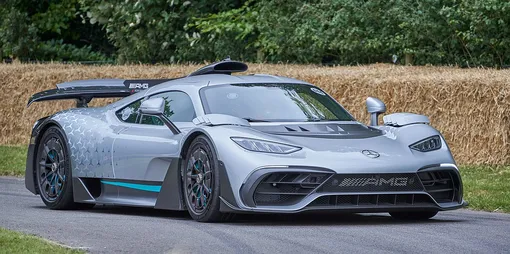 Некоторые даже признают Mercedes-AMG One самым крутым автомобилем для общего пользования в истории автомобильной промышленности. В основу мотора суперкара лег адаптированный формульный 1.6 V6.