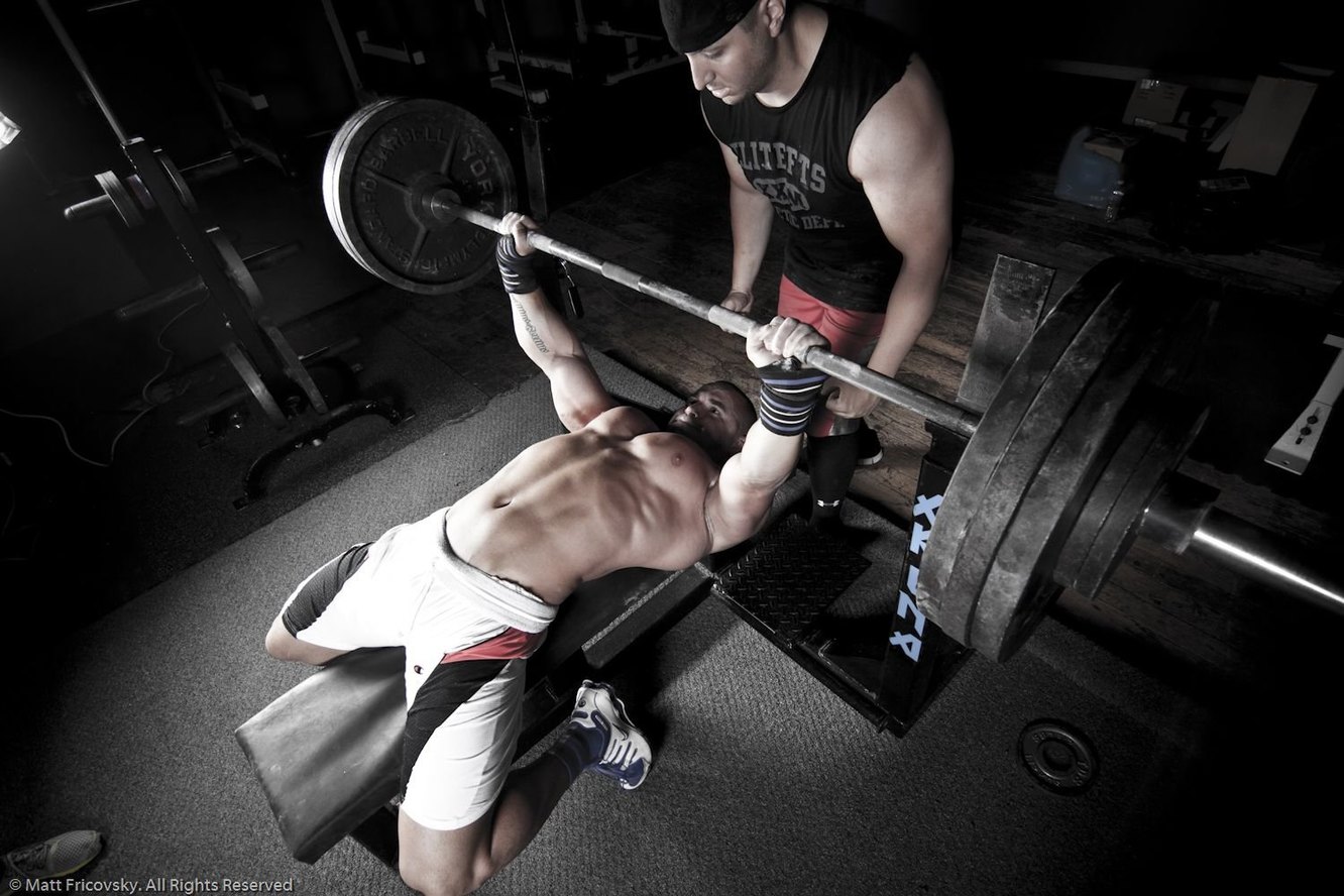 3. Разведение гантелей на горизонтальной скамье