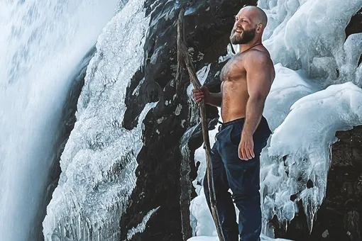 Норвежец прыгнул в ледяную воду с высоты 40 метров и побил рекорд: кто такой «Последний викинг» и почему его тренировки стоит повторить