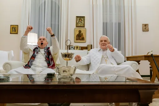 Будущий Папа Франциск и действующий, Бенедикт XVI, смотрят футбол