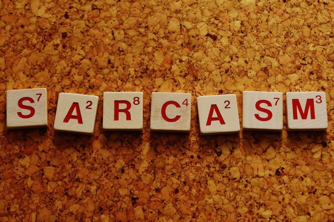 Что такое сарказм и почему он звучит обидно