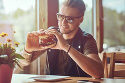 Как есть фастфуд на диете с пользой для здоровья: советы диетолога