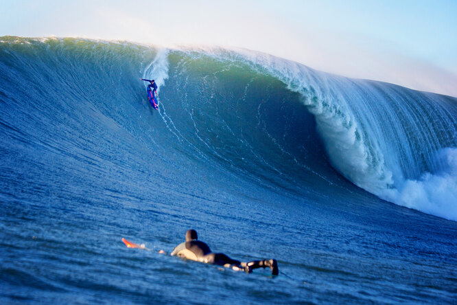 Что такое бигвейв-серфинг и зачем люди покоряют 20-метровые волны