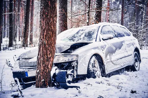 Что делать, если из-за снега вы повредили машину: юрист рассказал, можно ли получить компенсацию
