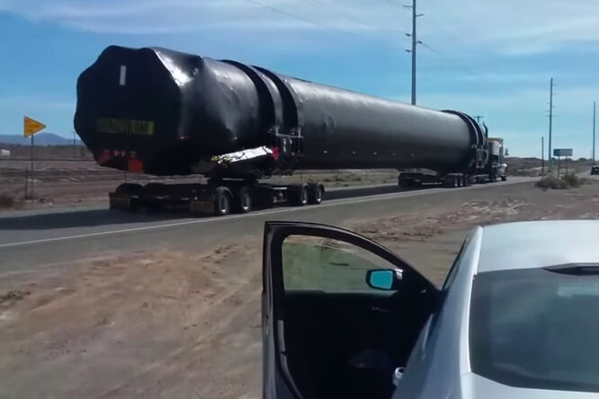 Огромная ракета на обычном шоссе: уникальное видео от случайного очевидца